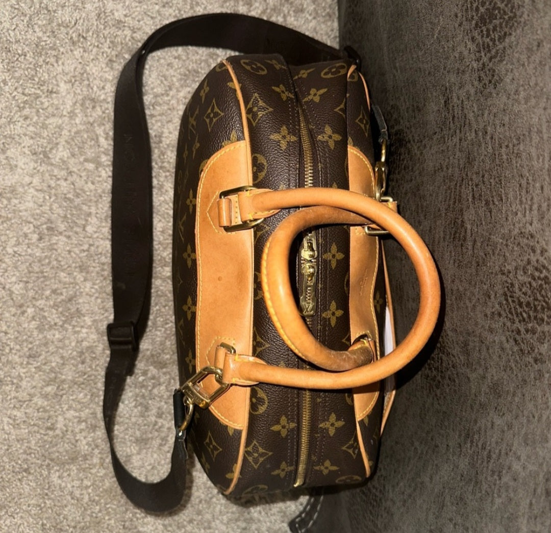 Louts Vuitton Deauville Monogram tote dust bag included