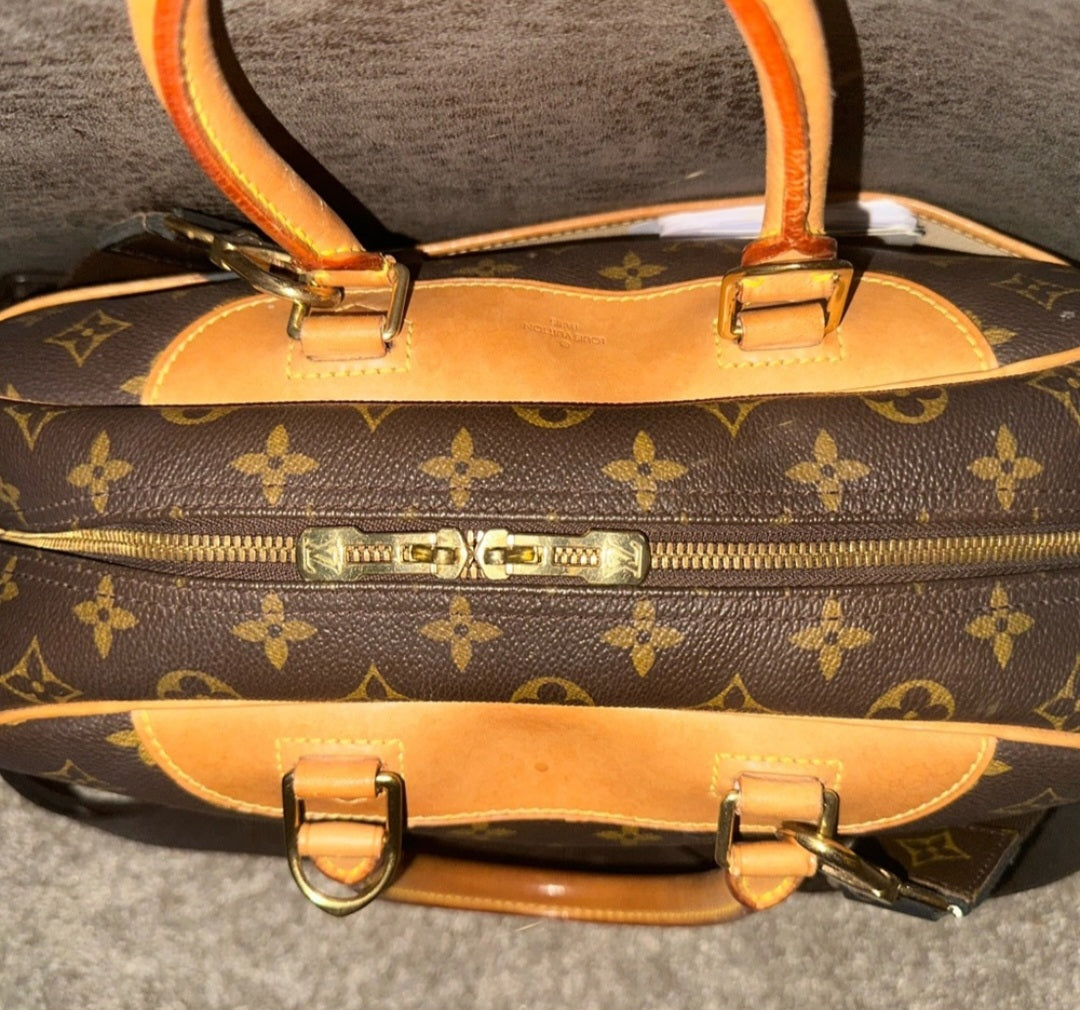 Louts Vuitton Deauville Monogram tote dust bag included