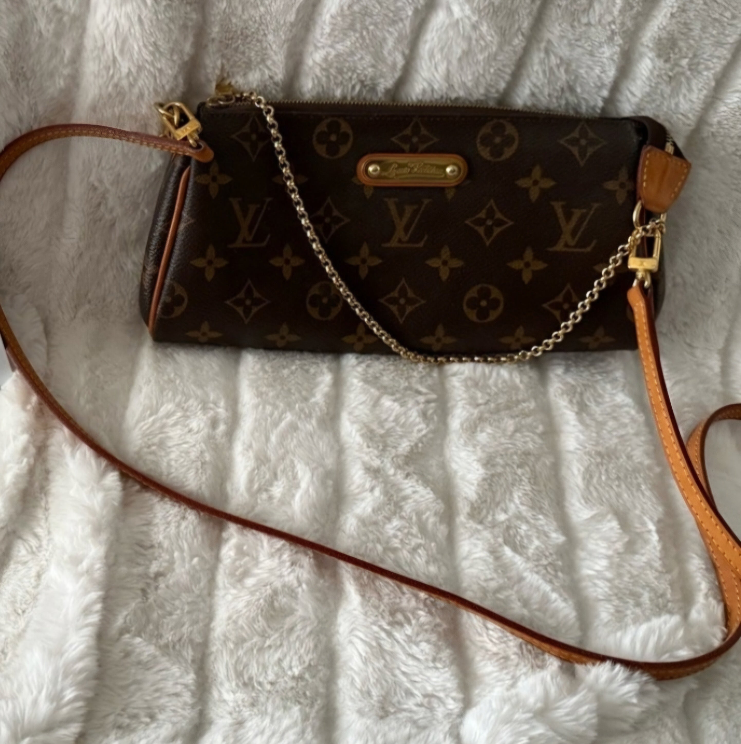 Louis Vuitton Eva Pouchette comes With leather strap and dust bag