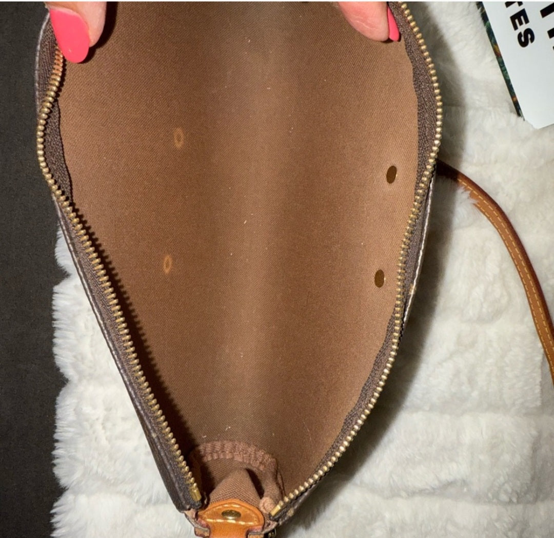 Louis Vuitton Eva Pouchette comes With leather strap and dust bag