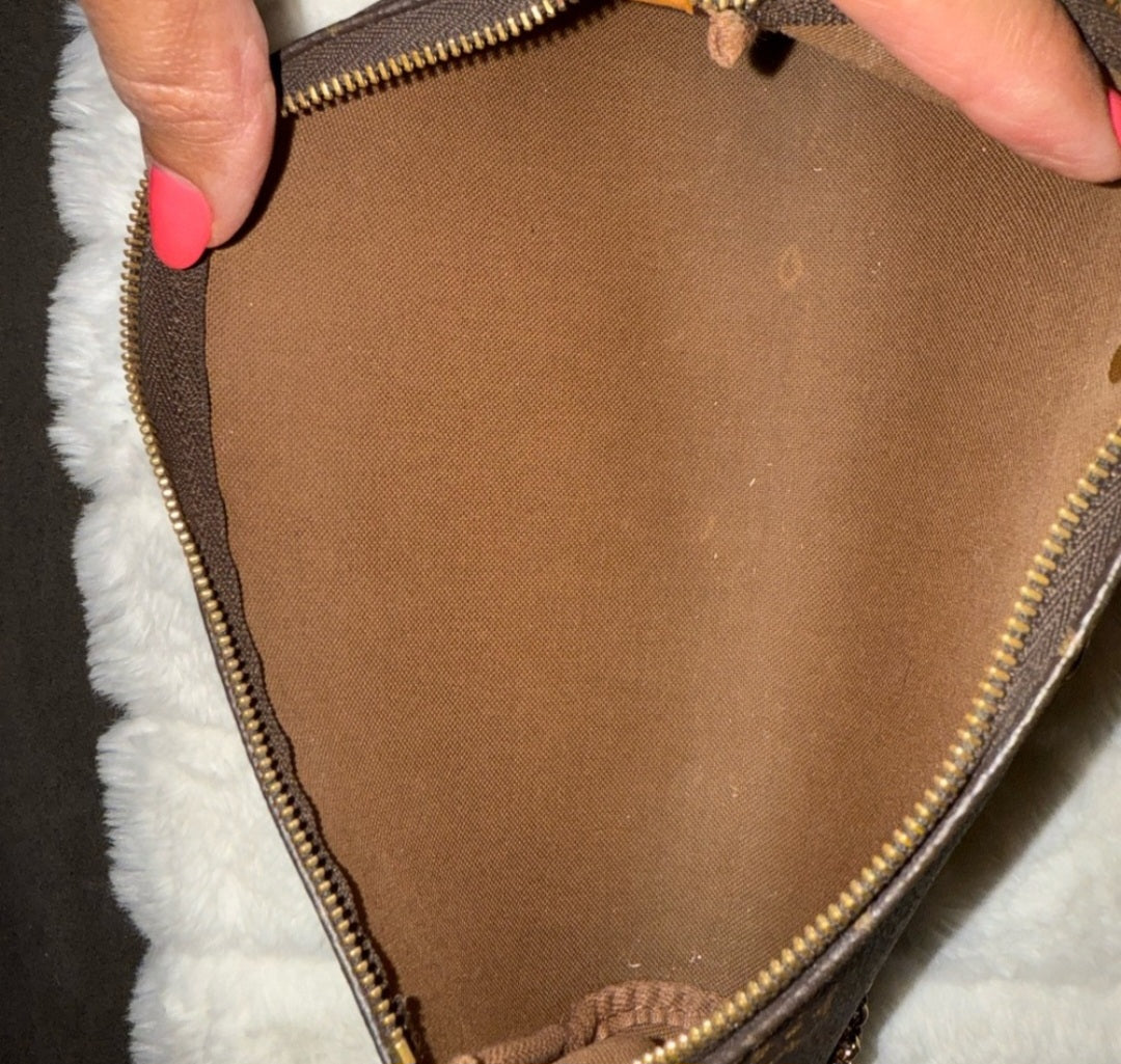 Louis Vuitton Eva Pouchette comes With leather strap and dust bag