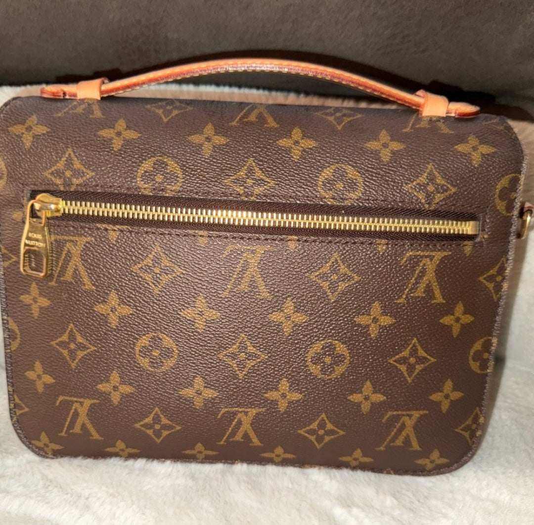 Louis Vuitton Metis monogram comes With dust bag