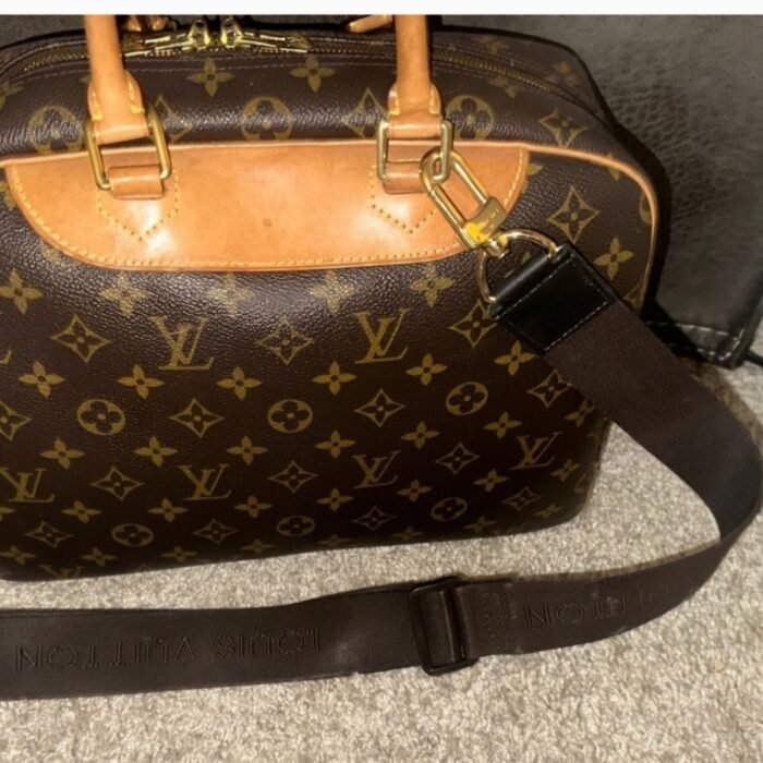 Louis Vuitton Deauville Monogram Tote (Dust Bag Included)